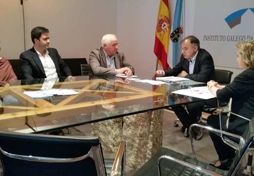 A Xunta explica ao concelleiro de Servizos Sociais de Cambre o funcionamento do Programa de Vivendas Baleiras